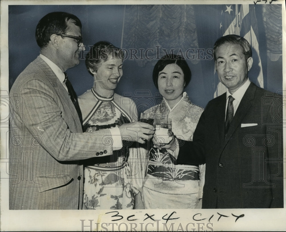 1974 Press Photo Local Japan Society toasting the birthday of Emperor Hirohito-Historic Images