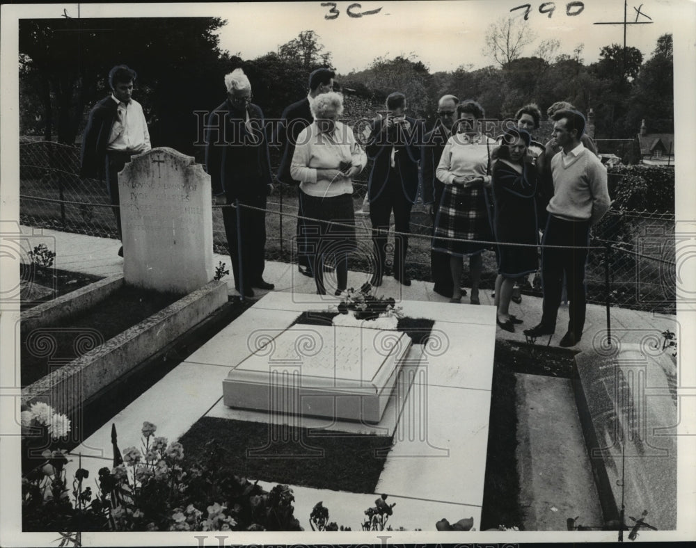 1965 Tourists flock grave of Sir Winston Churchill in Bladon England - Historic Images