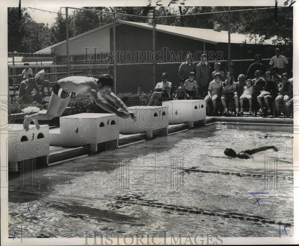 1969 Press Photo Mike Burton and Debbie Meyer, Olympians swimming in exhibition - Historic Images