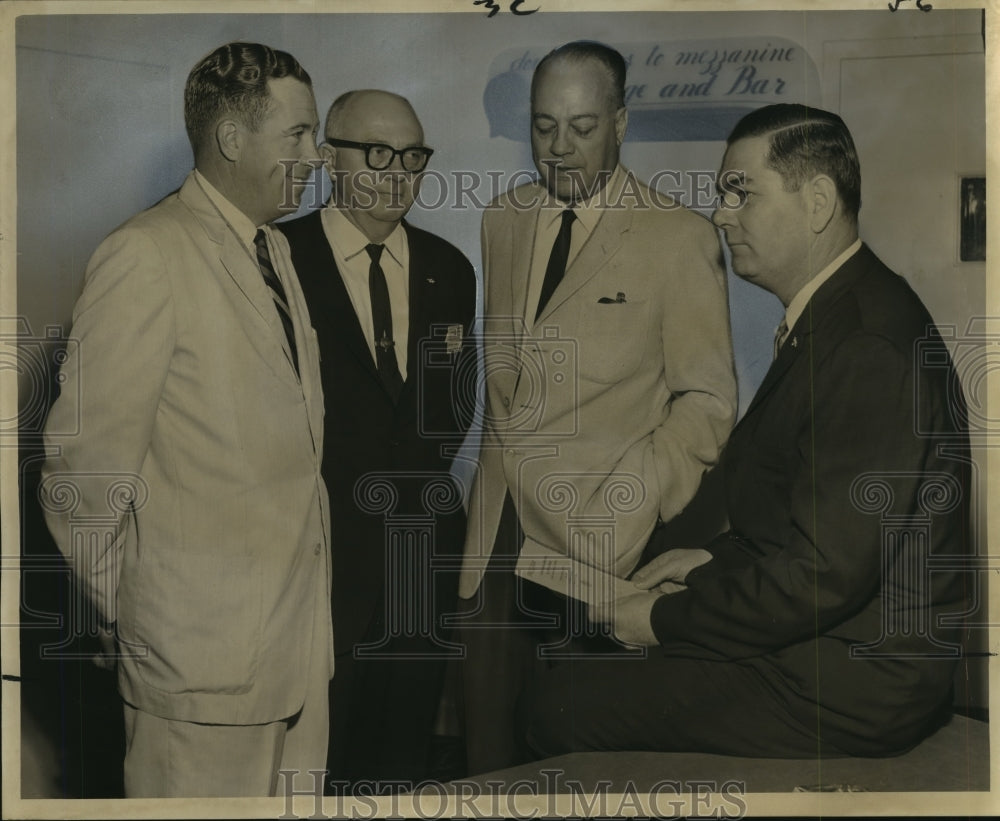 1964 Press Photo Attendees at Association of Chiefs of Police meeting - Historic Images