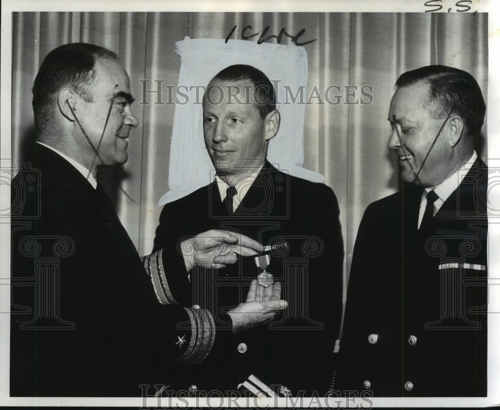 1967 Press Photo Lt. Gordon Callender, Jr. receives Navy Medal from Navy leaders-Historic Images