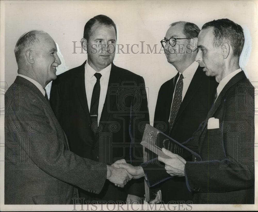 1962 Press Photo New Orleans Sportsman League plaques given by Clinton Bridgeman-Historic Images