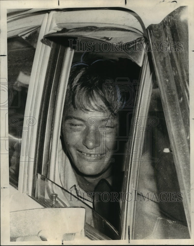 1970 Press Photo E.B. Bush peers through open police car window - noo02194- Historic Images