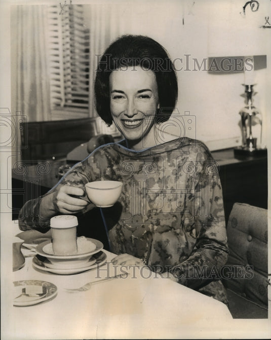 1964 Press Photo Mrs. Helen Gurley Brown, author of "Sex and the Office"-Historic Images