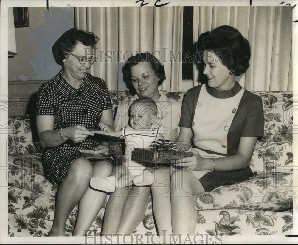 1969 Press Photo Executive Board of Protestant Home for Babies plan a Style Show-Historic Images