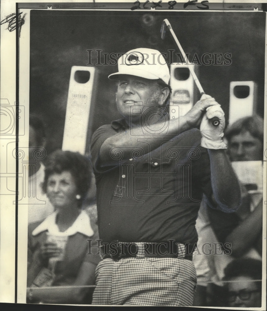 1973 Press Photo Golfer Billy Casper Drives, Spectators use Periscopes- Historic Images