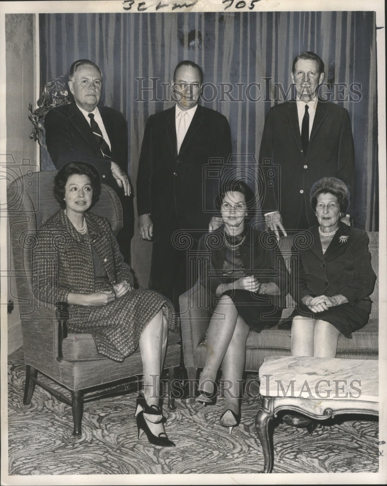 1964 Nationally prominent journalists and wives visit New Orleans-Historic Images