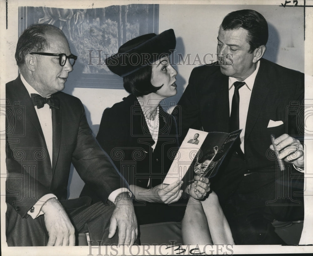 1965 Press Photo Wade C. Martin Junior, Mrs. Betty Dowd, John Carroll at Meeting-Historic Images