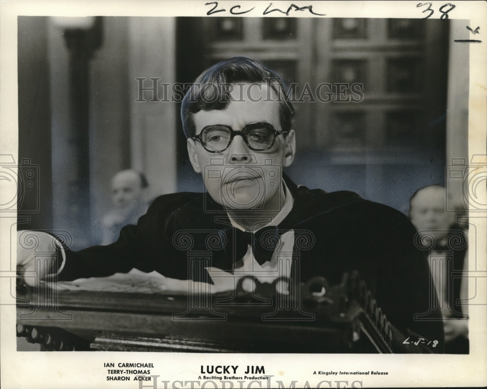 1959 Press Photo Actor Ian Carmichael shown in a scene from &quot;Lucky Jim&quot;-Historic Images