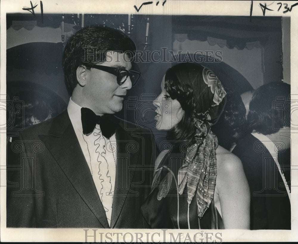 1974 Press Photo Teddy Brennan and sister-in-law Nancy waits for family - Historic Images