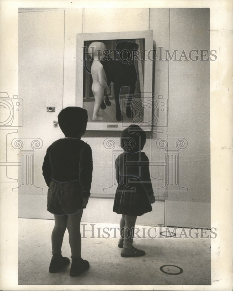 1961 Youngsters look at a painting at National Gallery in Ottawa - Historic Images