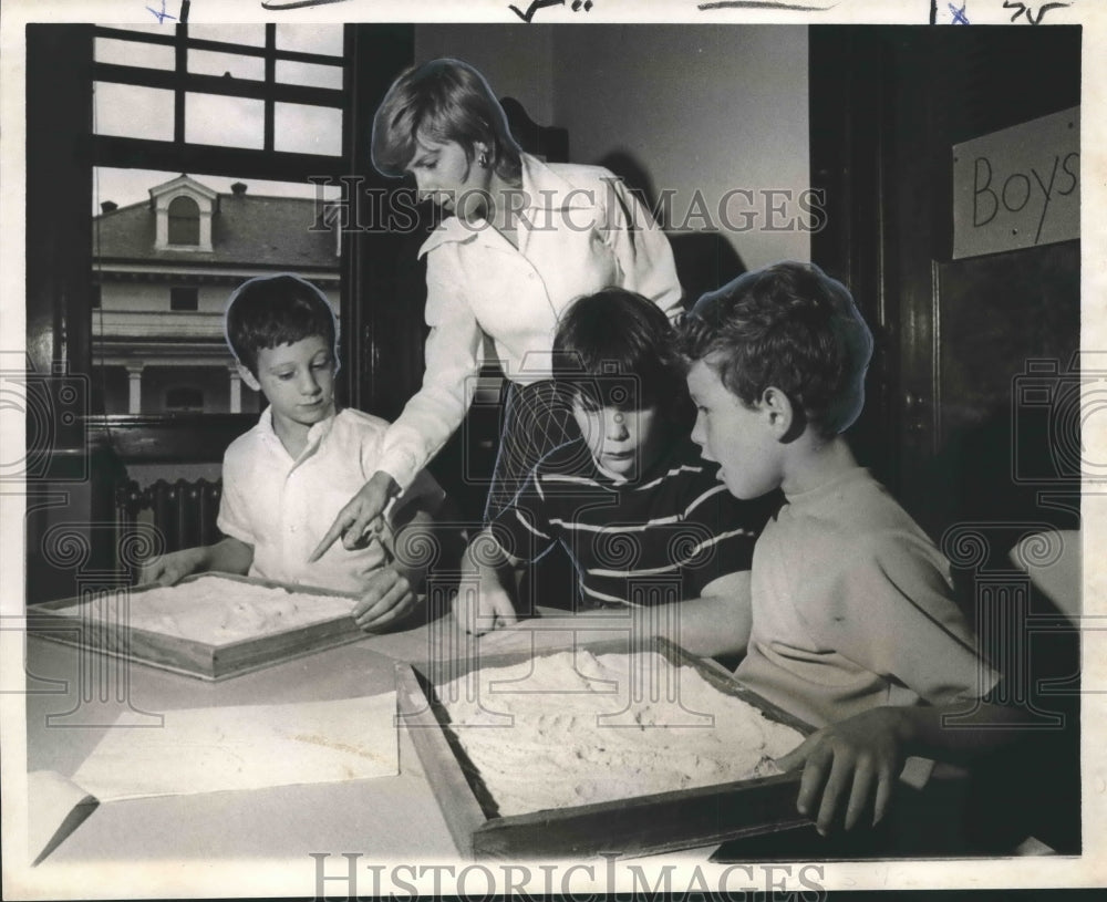 1971 Miss Brenda Britsch at New Orleans Remedial Clinic &amp; students - Historic Images