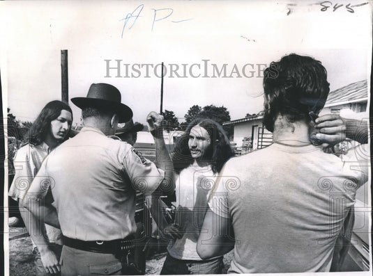 1971 Press Photo Trooper Tells Would Be Rock Festival Goers to Leave, McCrea-Historic Images