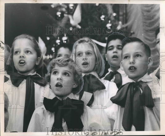 1962 Children's Choral Group, Songbirds, sing Christmas Carols - Historic Images