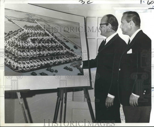1965 Press Photo Developers view design of a section of Carrollwood subdivision-Historic Images