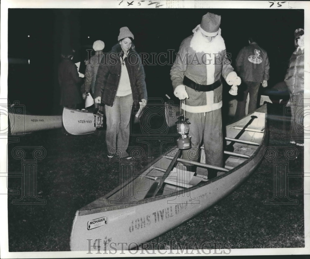 1975 &quot;Christmas Caroling by Canoe&quot; carolers &amp; Santa board canoes - Historic Images