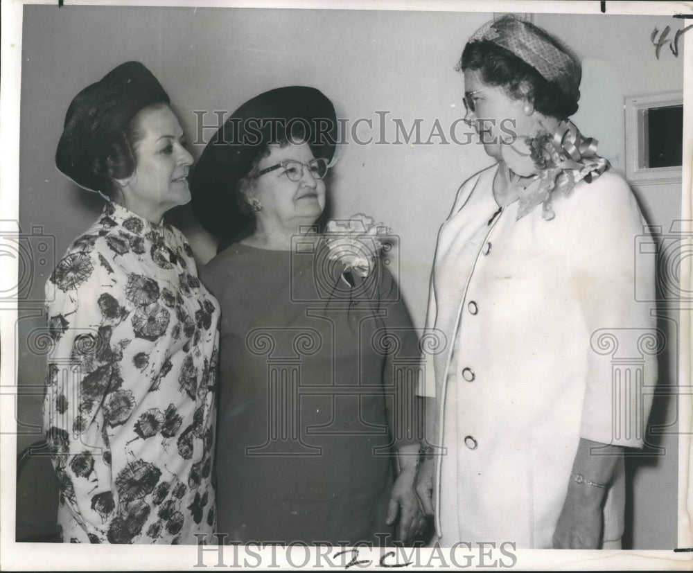 1968 Press Photo Mrs.Anna Christenberry, fellow Women&#39;s Club Federation officers - Historic Images