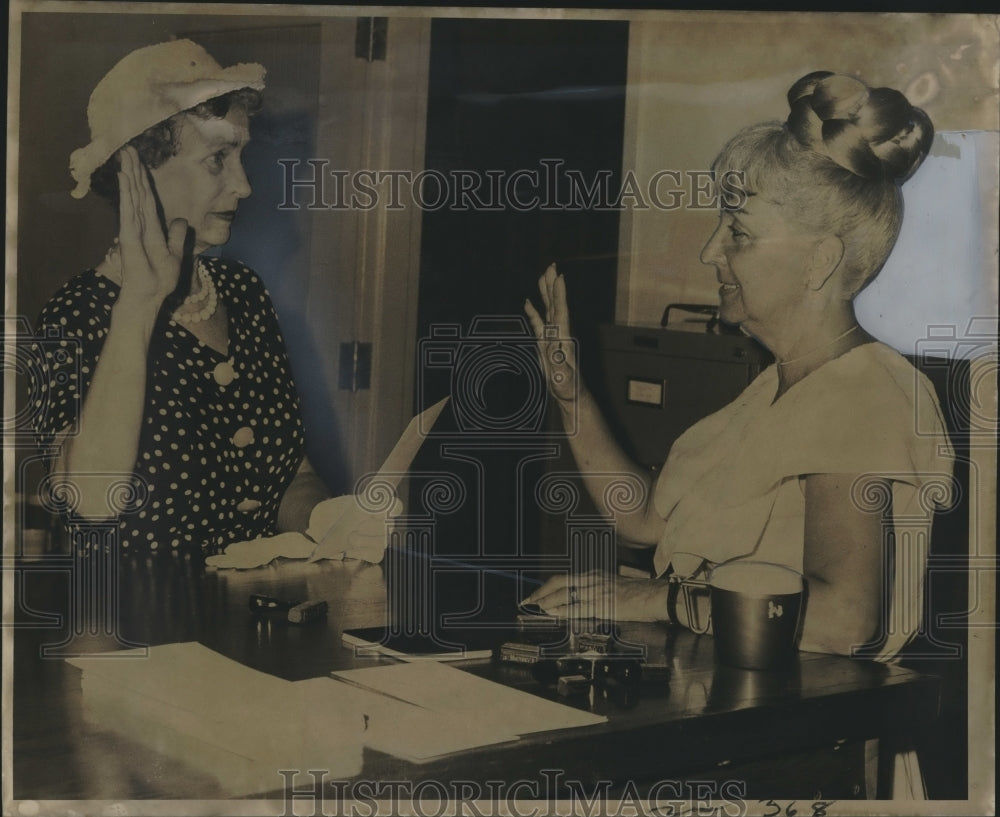 1964 Press Photo Mrs. Ina Moore sworn in by Mrs. Irving Cohen at Sheriff Office - Historic Images