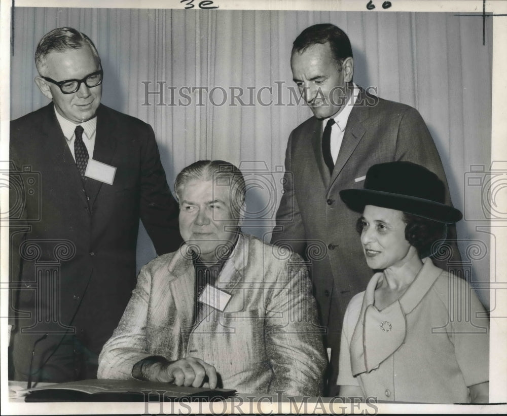 1965 Press Photo J. Paul Sticht, J. Smith Young with Others at Convention-Historic Images