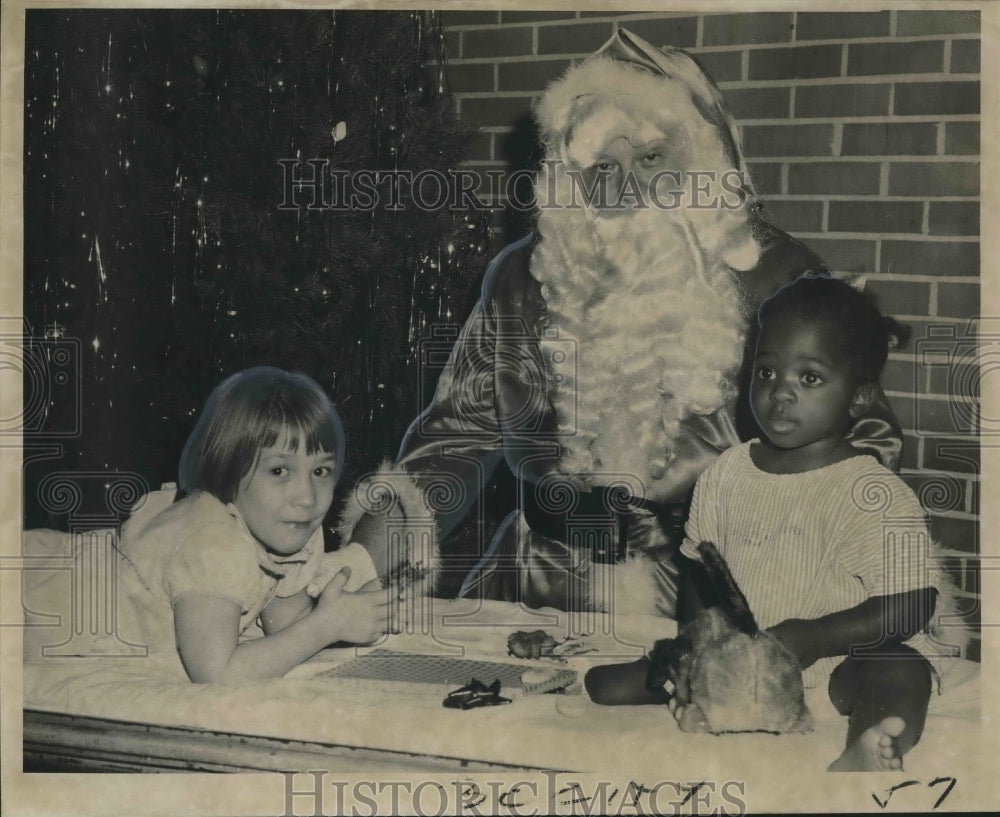 1968 Press Photo Crippled Children&#39;s Hospital annual Christmas party with Santa-Historic Images