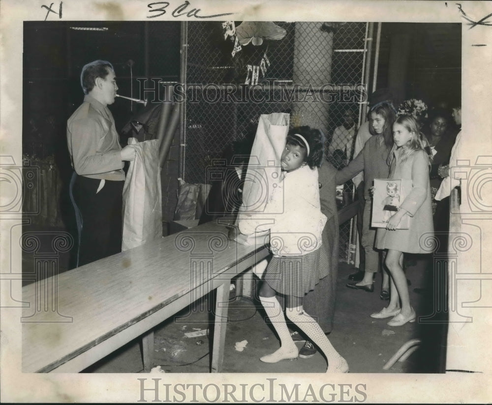 1969 Police Community Relations Division distributes Christmas gifts - Historic Images