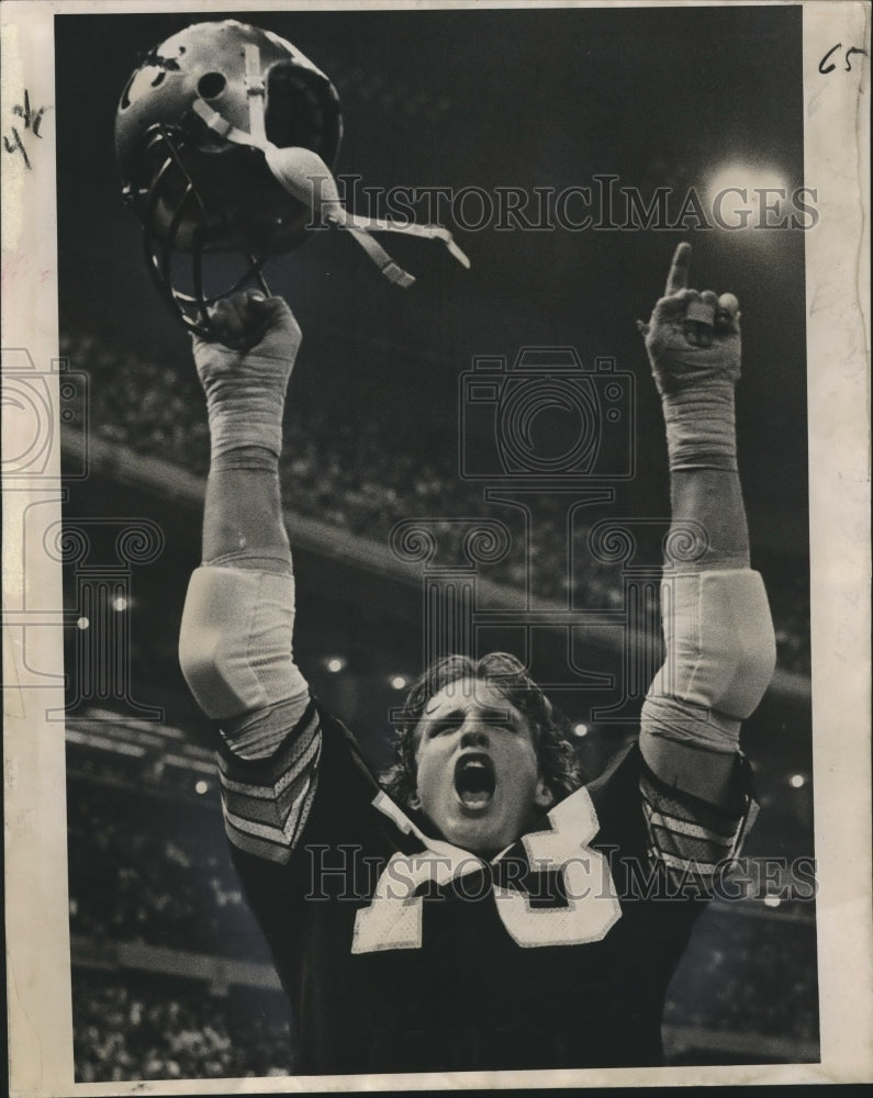 1977 Press Photo New Orleans Saints Joe Campbell Celebrates Win over Los Angeles - Historic Images