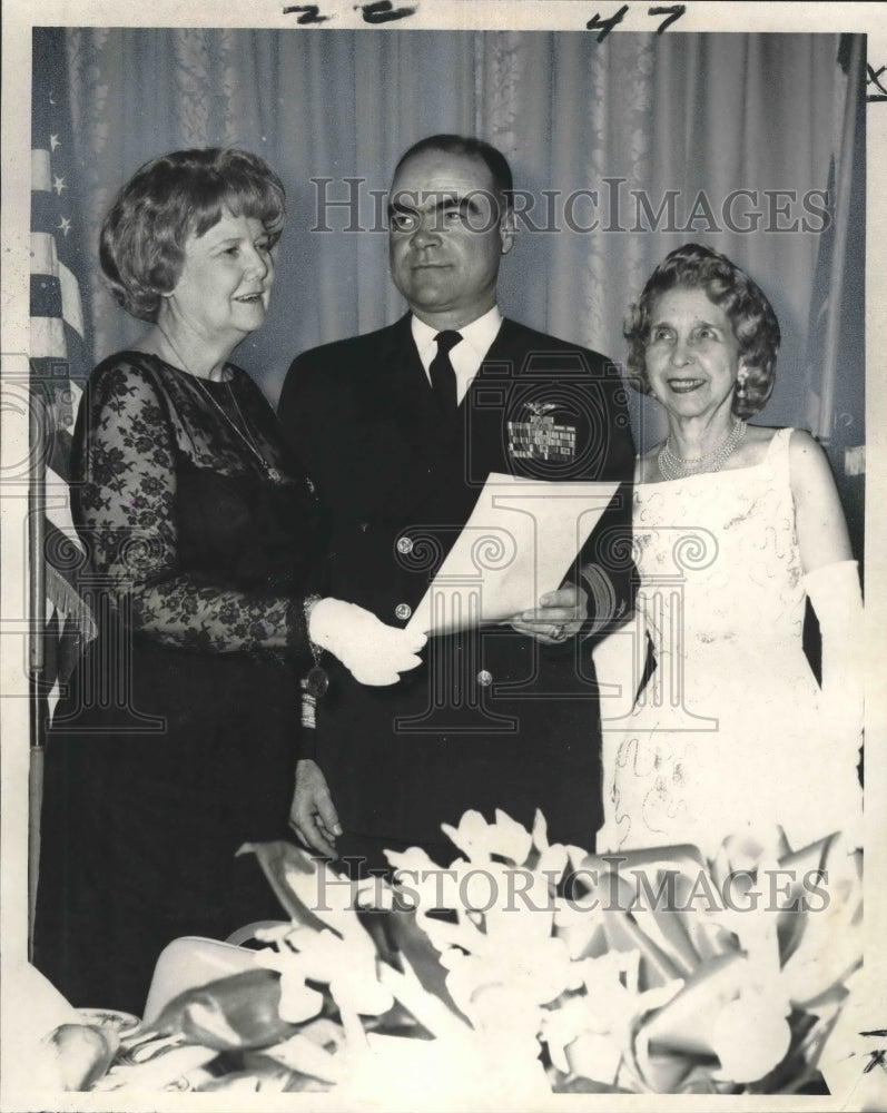 1966 Press Photo Rear Admiral Charbonnet receives Navy Mothers Club certificate-Historic Images