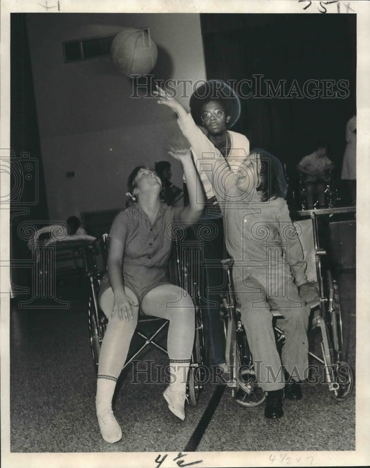 1972 Press Photo Basketball in wheelchairs at Crippled Children's Hospital - Historic Images