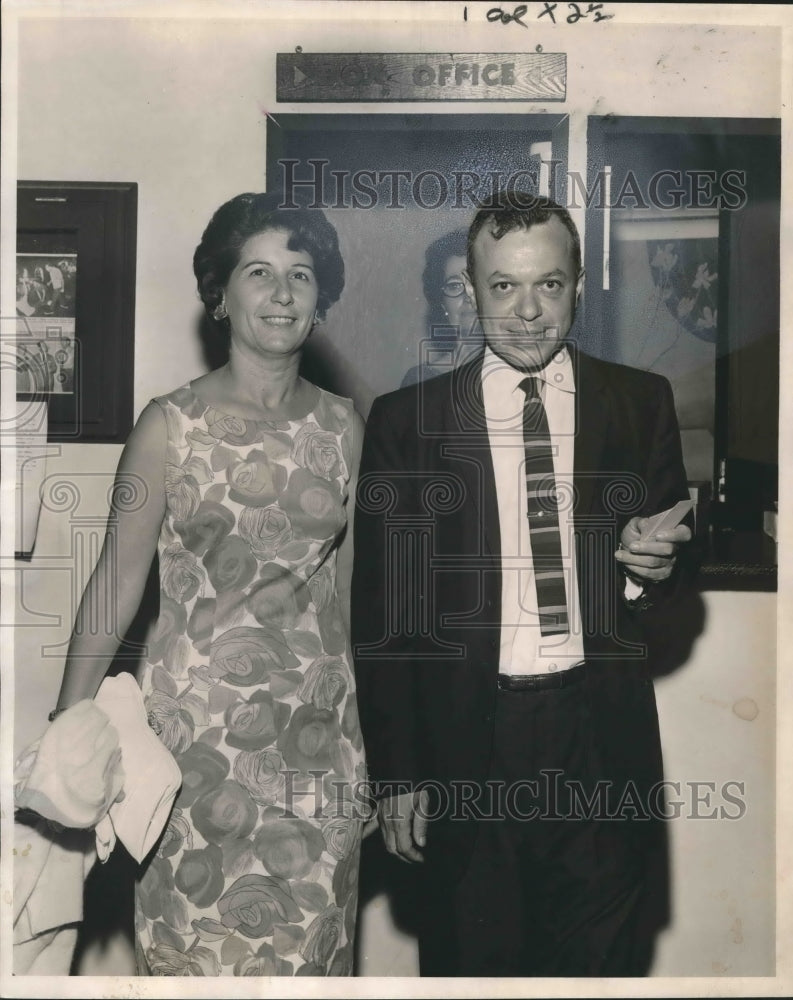 1963 Press Photo Doctor Alvin Cohen, New Orleans Psychiatrist with Wife - Historic Images