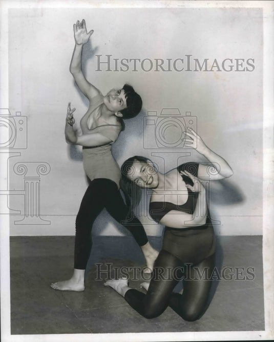 1960 Press Photo Mrs. Lee Cohn, Mrs. Daniel McCook express Spring through dance-Historic Images