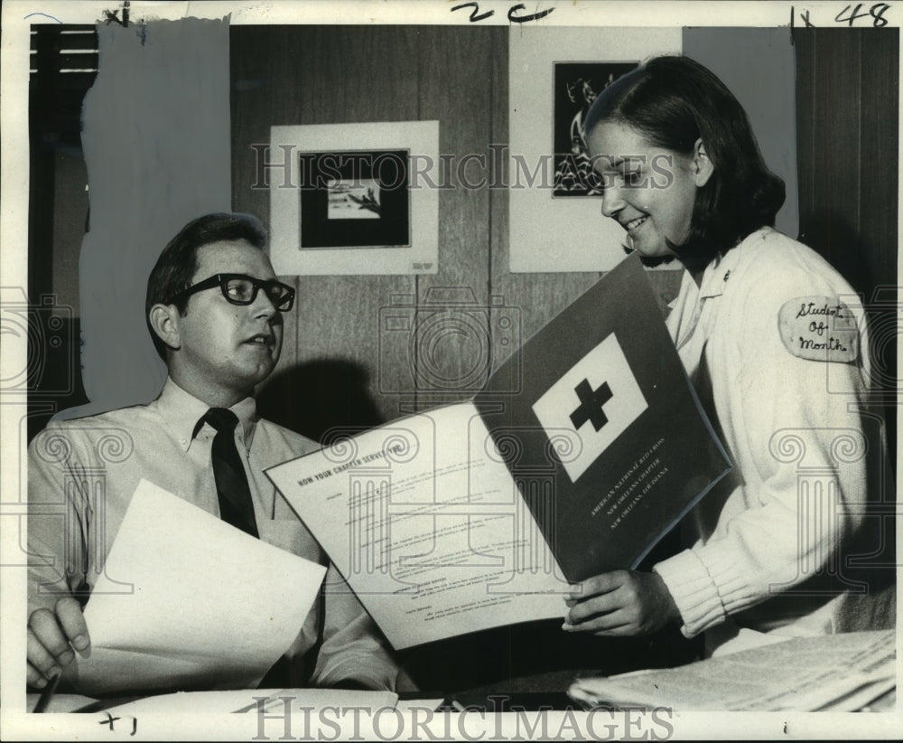 1969 Press Photo Hal Cline of Red Cross Youth discuss program to Cathy Walsh-Historic Images