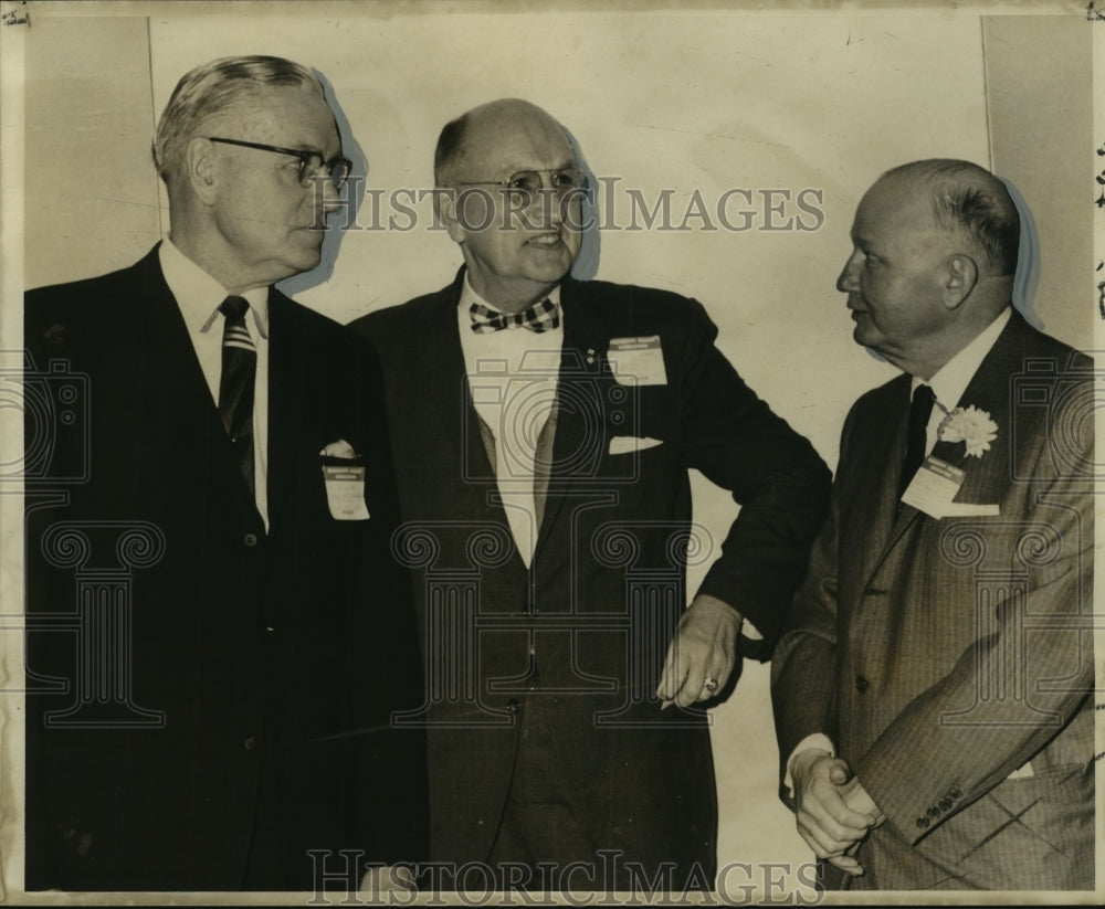 1964 Press Photo Committee Chairmen Discuss Reports - Mississippi Valley Assoc.-Historic Images