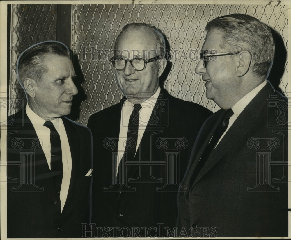 1964 Trust Seminar Principals Chat at Roosevelt Hotel, New Orleans - Historic Images