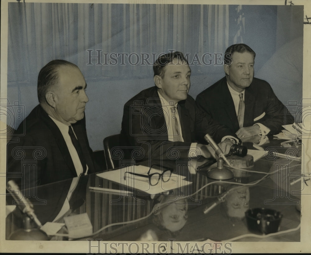 1959 Press Photo Westside Transit Lines meeting to discuss hike rate to 15 cents - Historic Images