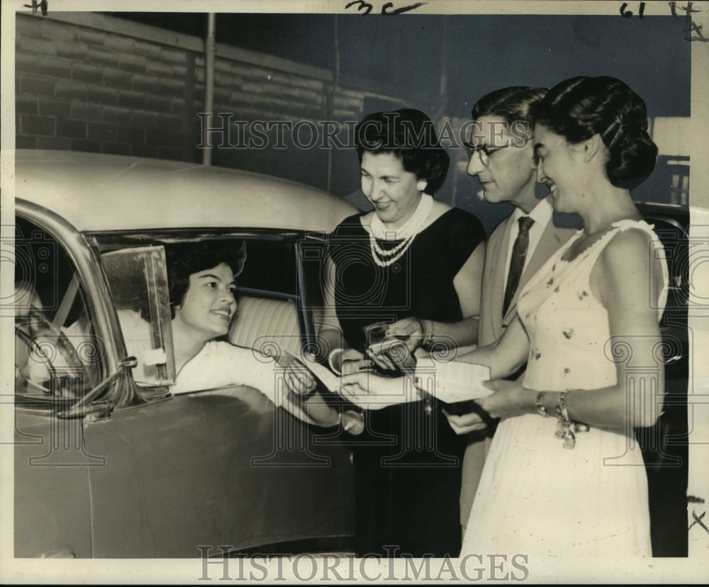 1961 Press Photo &quot;Crusade for Seat Belts&quot; Leaders Pass Card to Gentilly Motorist - Historic Images