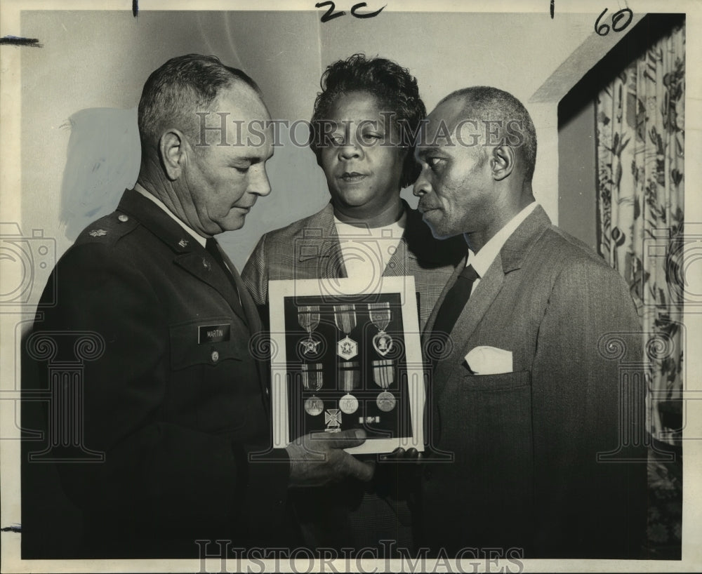 1969 Lt. Col. Gilmer J. Martin Sr. Presents Medals Posthumously - Historic Images