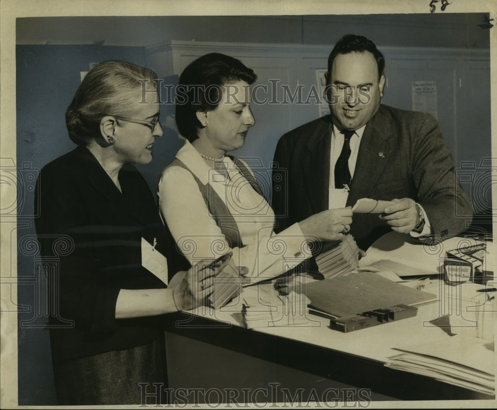 1958 Press Photo Volunteers assist in Orleans parish registration records-Historic Images