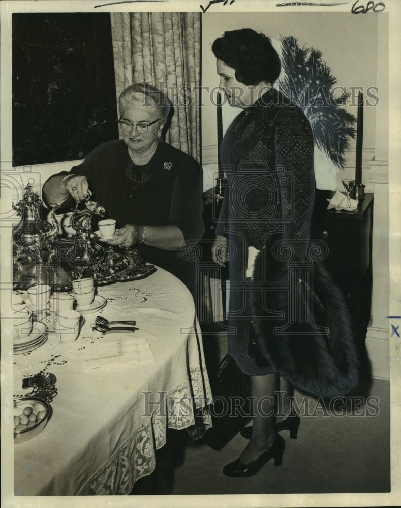 1971 Press Photo De Paul Hospital Guild Members at Christmas Tea, New Orleans-Historic Images