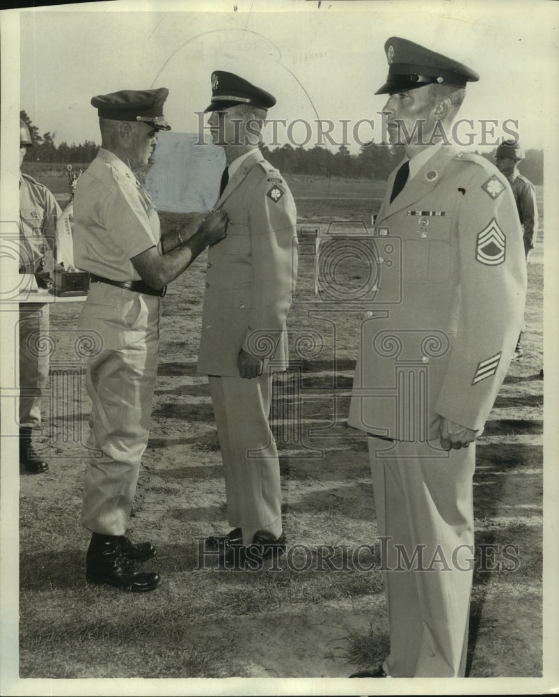 1963 First Lt. George Crane awarded with Army Commendation Award - Historic Images