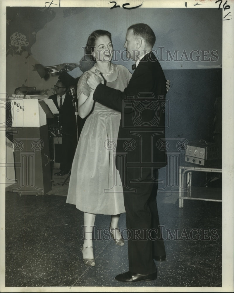 1960 Press Photo Mr. &amp; Mrs. Hutson Colcock dancing at Twenty-Five Club event-Historic Images