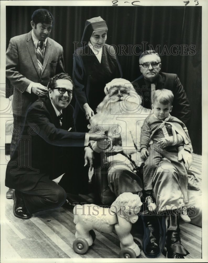 1971 Press Photo Santa sits with boy at Knights of Columbus Christmas Tree Party - Historic Images