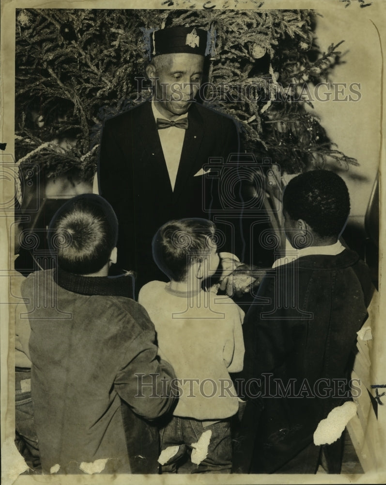 1968 Press Photo Elbert Durden &amp; kids during Christmas party at Milne Boys Home - Historic Images