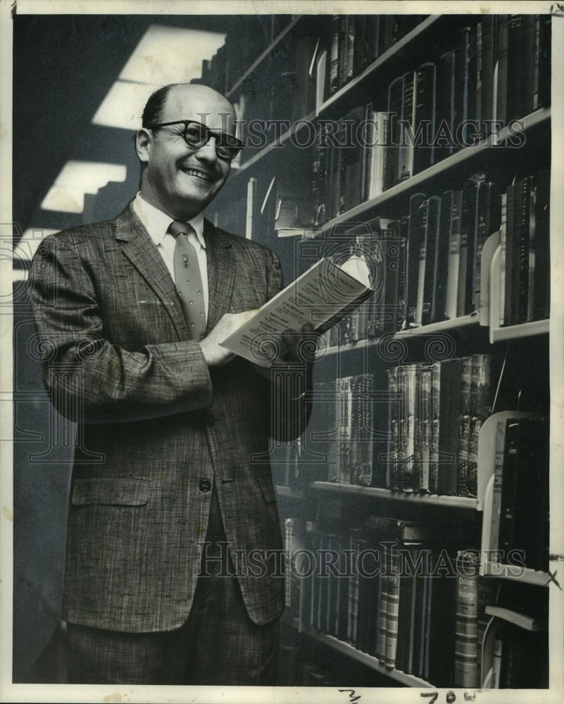 1961 Press Photo Director of New Orleans Public Library Jerome Cushman-Historic Images