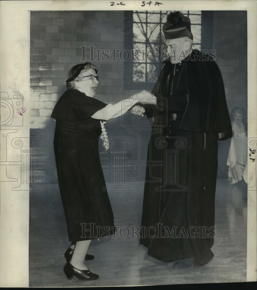 1954 Press Photo Archbishop Richard J. Cushing dancing an irish jig - Historic Images