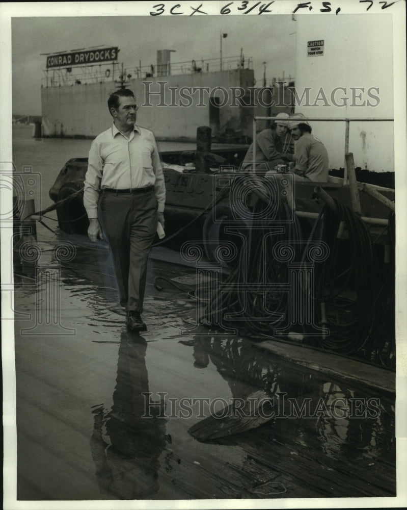 1974 Press Photo Parker Conrad, Conrad Drydocks, Walks on Water Flooded Decks- Historic Images