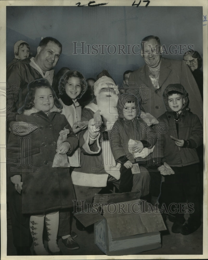 1965 Press Photo Christmas gifts and candy given to kids at Boosters party-Historic Images