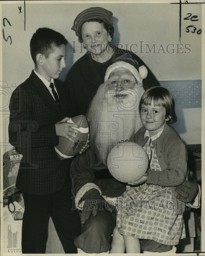 1965 Press Photo Christmas party for orphans attended by Santa Claus - noo07554-Historic Images