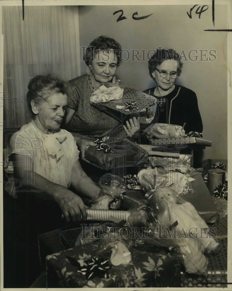 1964 Christmas gifts being wrapped by Daughters of the Nile members - Historic Images