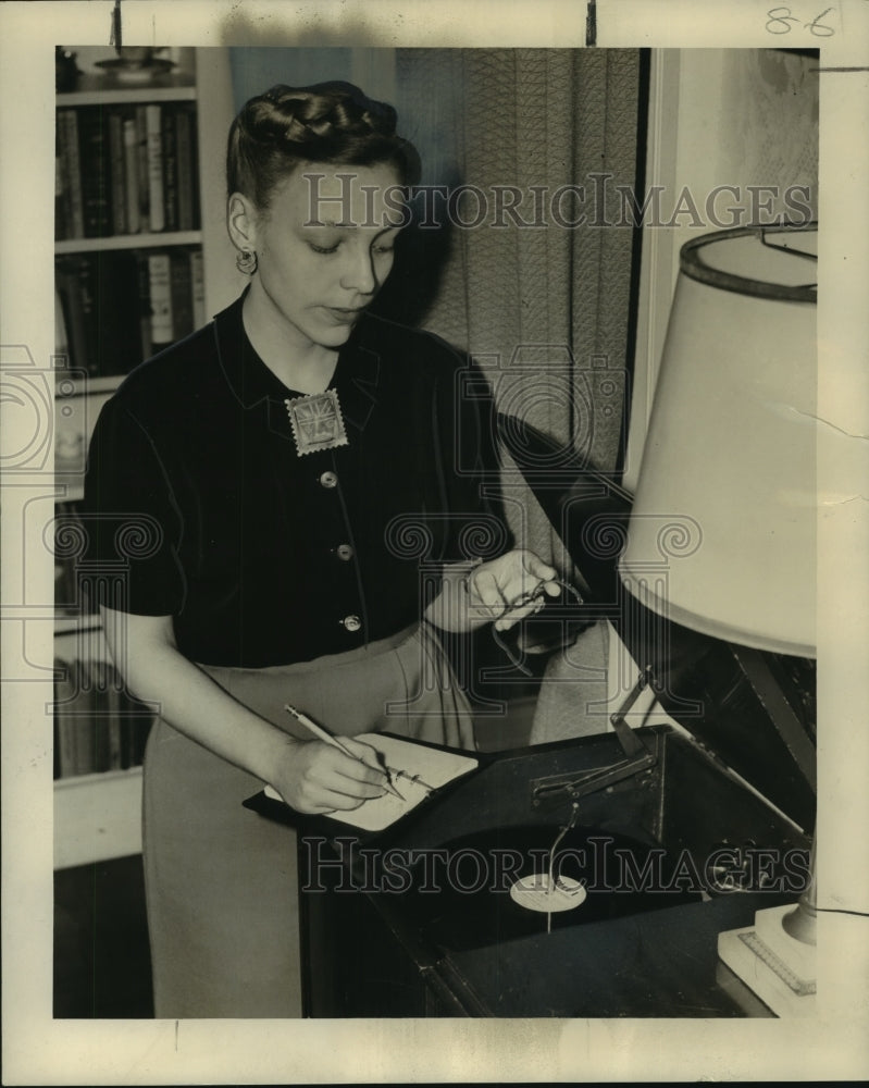 1949 Press Photo Youth Concert series member Mrs. Robert B. Cummins by the radio - Historic Images