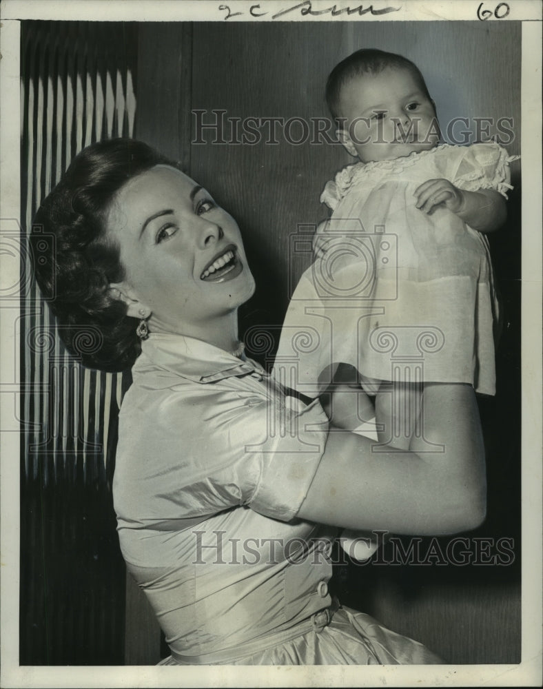 1952 Actress Jeanne Crain shows off daughter Jeanine Cherie Brinkman - Historic Images